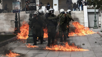 Επίθεση κουκουλοφόρων στο κέντρο της Αθήνας- Μολότοφ, πέτρες και βανδαλισμοί