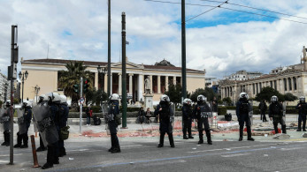 Νέα επεισόδια κουκουλοφόρων στα Προπύλαια