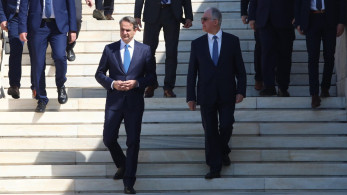 Τυπική η χειραψία Μητσοτάκη – Ανδρουλάκη στη Βουλή πριν την παρέλαση
