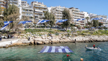 Εορτασμός της 25ης Μαρτίου στον Πειραιά με την ελληνική σημαία να κυματίζει στη θάλασσα (Φωτογραφίες)