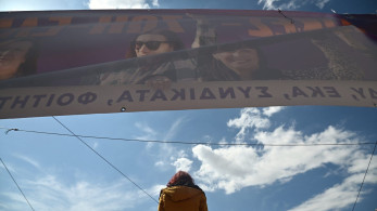 Μέσα στην “τρελή χαρά” οι καλλιτέχνες στην πορεία για τους νεκρούς στα Τέμπη