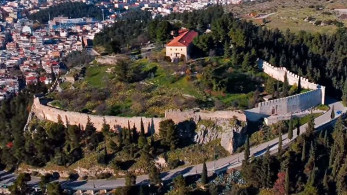 Κάστρο της Λαμίας: «Ενέσεις» για να μείνει στη θέση του