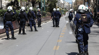 Επίθεση κουκουλοφόρων σε περιπολικό έξω από την ΑΣΟΕΕ – “Παγιδευμένος” αστυνομικός πυροβόλησε στον αέρα για να ξεφύγει