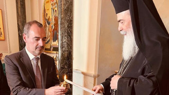 Παρελήφθη το Άγιο Φως από την ελληνική αποστολή – Στις 19.30 φτάνει στην Αθήνα