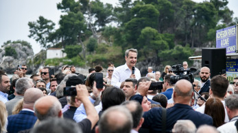 Ο Μητσοτάκης εκτελεί πέναλτι στο TikTok με... υπόκρουση το τρίποντο του Σλούκα