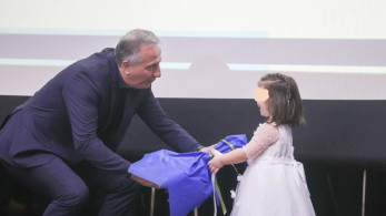H μικρή Μαρία που… διέκοψε την ομιλία του Σταύρου Καλαφάτη