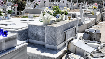Συλλήψεις ανηλίκων για τις φθορές στο νεκροταφείο των Εξαμιλίων (Φωτογραφίες)