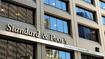 S&P: Στο BBB με σταθερές προοπτικές η ελληνική οικονομία