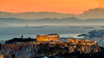 Times: η Ελλάδα στο «κατώφλι» επιστροφής στην επενδυτική βαθμίδα