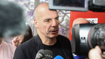 Με το σκυλί του στο σκούτερ αποχώρησε ο Βαρουφάκης
