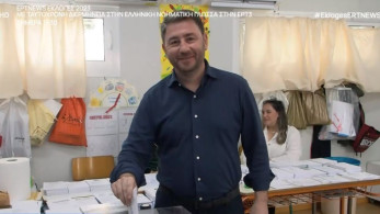 Εκλογές 2023 - Στο Αρκαλοχώρι ψήφισε ο Νίκος Ανδρουλάκης: «Ήρθε η ώρα του κυρίαρχου ελληνικού λαού»