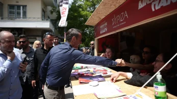 Στα περίπτερα των ΣΥΡΙΖΑ - ΠΑΣΟΚ στην Κυψέλη ο Μητσοτάκης