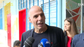 Εκλογές 2023 - Στο Πέραμα ψήφισε ο Βαρουφάκης: «Όχι στην αποχή, ακόμα και λευκό ψηφίστε»