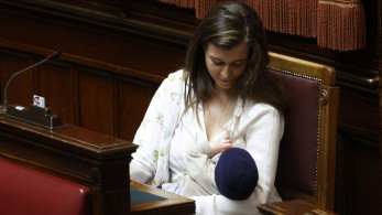 Ιταλία: Βουλευτής θήλασε το μωρό της στο κοινοβούλιο