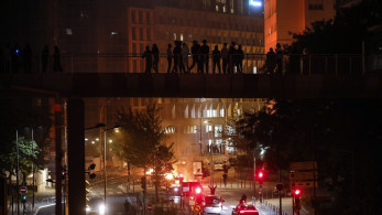 Γαλλία: πυρπολήθηκαν δημόσια κτήρια και αυτοκίνητα - Συναντήσεις Μακρόν με δημάρχους