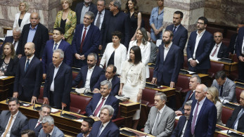 Ο πνιγμένος από τα μαλλιά του πιάνεται: Οι «έξαλλες» αντιδράσεις ΣΥΡΙΖΑ – ΠΑΣΟΚ και ο Σκυλακάκης