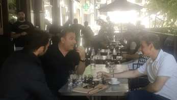 Εκλογές 2023 - Μητσοτάκης: διάλειμμα για καφέ με Ρέμο και Τσαπατάκη στη Θεσσαλονίκη (βίντεο)