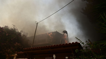 Μάχη της Πυροσβεστικής σε τρία μέτωπα - Μεγάλες φωτιές σε Κουβαρά, Λουτράκι, Καπαρέλλι Βοιωτίας