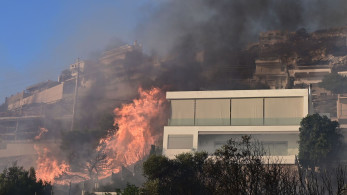 Μάχη με τις φλόγες στις αυλές της Σαρωνίδας - Ενισχύονται οι δυνάμεις στα πύρινα μέτωπα