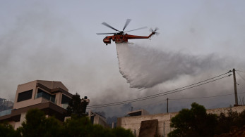 Αδιανόητο περιστατικό στην Κρήτη: πετούσαν πέτρες σε ελικόπτερο της πυροσβεστικής