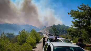 Φωτιές: αναζωπύρωση στο Βάτι στη Ρόδο - Μάχη με τις φλόγες στην Κάρυστο
