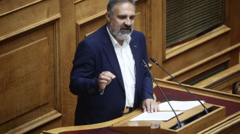 Οι «Σπαρτιάτες» «ξεδιπλώνουν» το… ταλέντο τους: πρόκληση στη Βουλή για τον Κασιδιάρη