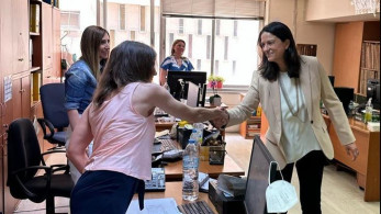 Η Κεραμέως κέρδισε, με το καλημέρα, τους εργαζόμενους του ΥΠΕΣ