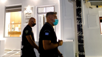 ΕΛΑΣ: χειροπέδες σε τρεις αστυνομικούς που παρείχαν προστασία σε βίλες στη Μύκονο