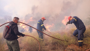 Φωτιές: 60 πυροσβέστες με τραύματα και αναπνευστικά προβλήματα - αναζωπυρώσεις σε όλη τη χώρα