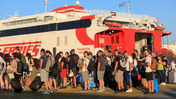 Σε εξέλιξη η έξοδος των αδειούχων του Αυγούστου - 32.580 επιβάτες αναχώρησαν χθες από τον Πειραιά