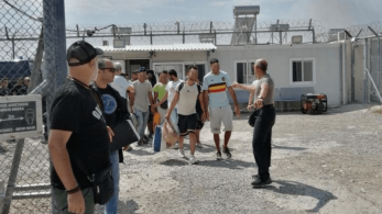 Φωτιά στη Φυλή: εκκενώνεται η Αμυγδαλέζα - 700 μετανάστες μεταφέρονται στη Μαλακάσα