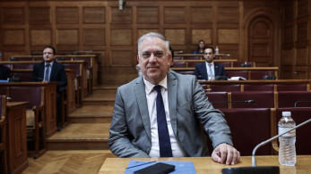 Τάκης Θεοδωρικάκος: Ο θαλασσοδαρμένος αρχηγός της αξιωματικής αντιπολίτευσης από τα μαλλιά του πιάνεται