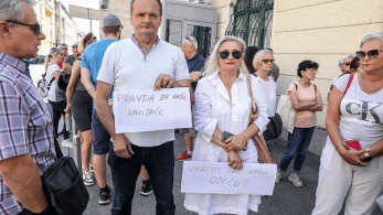 Συγκέντρωση συγγενών των προφυλακισμένων χούλιγκανς έξω από το ΥΠΕΞ της Κροατίας