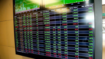 Το Bloomberg δίνει τον τόνο: η Ελλάδα αφήνει πίσω της την κρίση χρέους