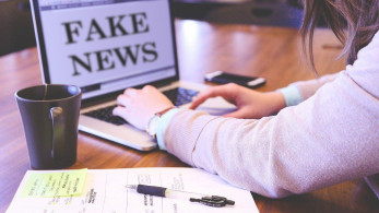 Η βιομηχανία των fake news του ΣΥΡΙΖΑ για τον ΕΟΤ και την οικονομία