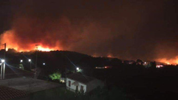 Δύσκολη νύχτα για τη Ζάκυνθο: Πυρκαγιά στις Μαριές (pics&vid)