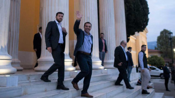 «Μένουμε Όρθιοι» γραμμένο στο γόνατο
