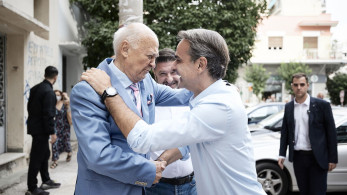 Συγκινημένος ο πατέρας του Χαρδαλιά: υποδέχτηκε τον Μητσοτάκη με δάκρυα στα μάτια (φωτό)