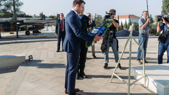 Κασσελάκης: αμηχανία στην πρώτη του κατάθεση στεφάνου στην Κύπρο - Προφυλάχθηκε κι απέφυγε ερωτήσεις