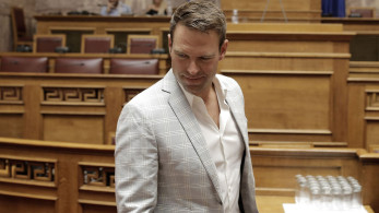 Ο Στέφανος Κασσελάκης συνεχίζει την τακτική του «με τον άνθρωπο», εξισώνοντας θύτες με θύματα στο Ισραήλ