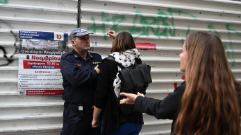 Η ΑΥΓΗ παρουσιάζει ως «κατοίκους Εξαρχείων» τον περιφερόμενο θίασο των επαγγελματιών μπαχαλάκηδων