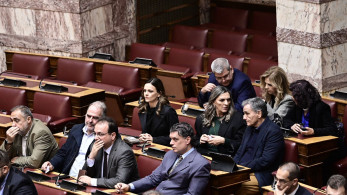 Ξεκίνησε ο αριστερός εμφύλιος στη Βουλή: «παρών» από τους «11» στο νομοσχέδιο για τους servicers