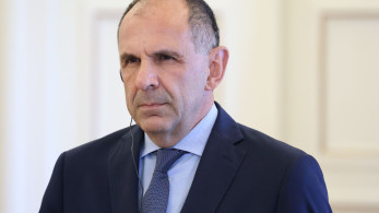 Με εντολή Γεραπετρίτη κατεβαίνει από το προξενείο της Νέας Υόρκης η ροζ ελληνική σημαία