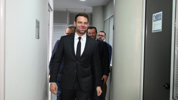 Τι αιώνα κάνει έξω;