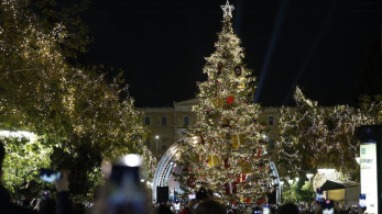 Φωταγωγήθηκε το χριστουγεννιάτικο δέντρο στο Σύνταγμα