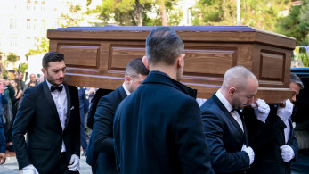 Συγκίνηση στην εξόδιο ακολουθία του Βασίλη Καρρά - Χιλιάδες πολίτες στο λαϊκό προσκύνημα