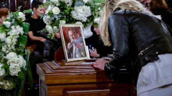 Βασίλης Καρράς: σε κλίμα βαθιάς συγκίνησης το τελευταίο «αντίο» - Ο επικήδειος του Σταύρου Καλαφάτη