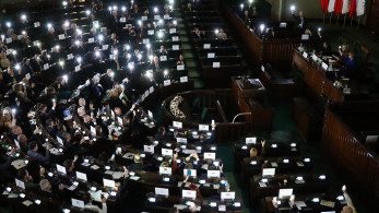 Πολωνία: ακροδεξιός βουλευτής έσβησε με πυροσβεστήρα εβραϊκή λυχνία στο κοινοβούλιο - Η αντίδραση Τουσκ