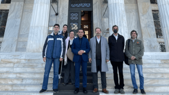 Γιώργος Σταμάτης: ξενάγησε στη Βουλή τη θεατρική ομάδα αστέγων «Walkabout»