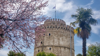 Πρόστιμο 3.000 ευρώ σε δημότη που πέταξε έπιπλα και στρώματα στον δρόμο